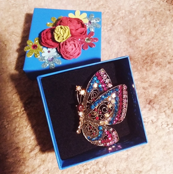 Butterfly Crystal Pin/Pendant🦋 - Picture 7 of 7